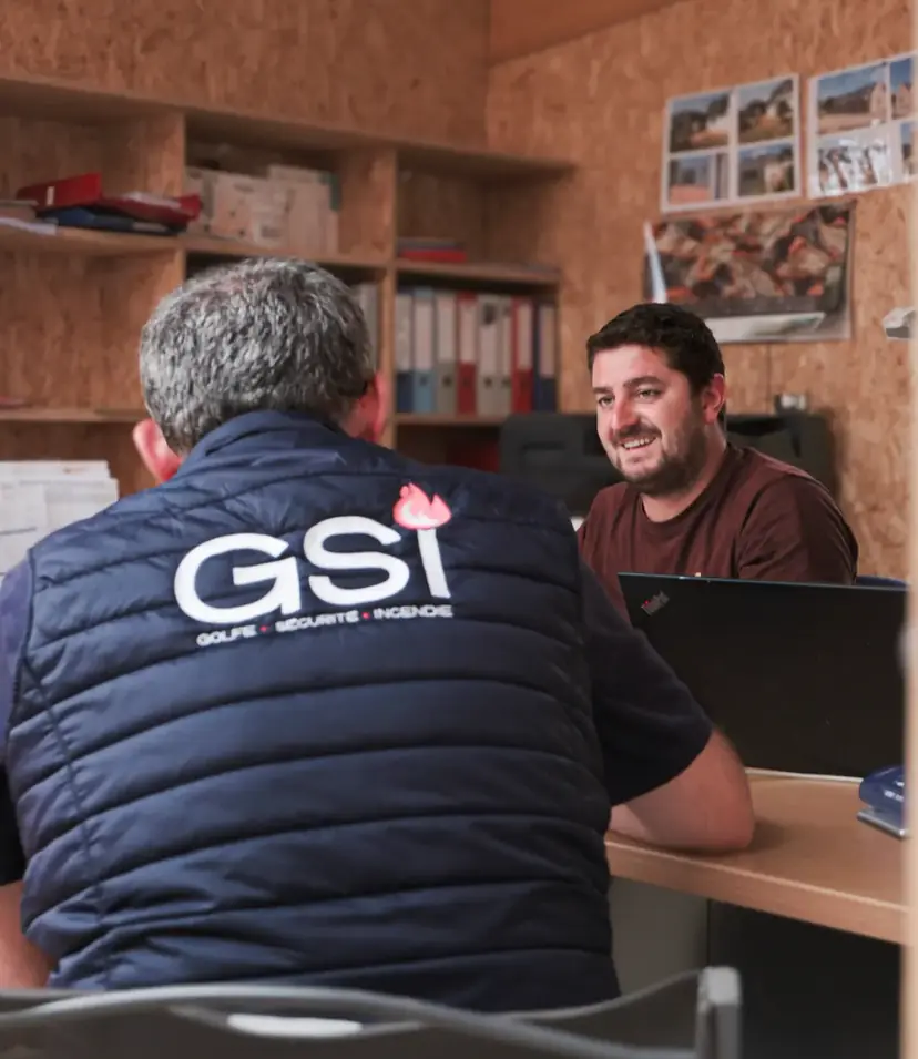 Professionnels échangeant autour d'un dossier lors d'un audit de sécurité incendie