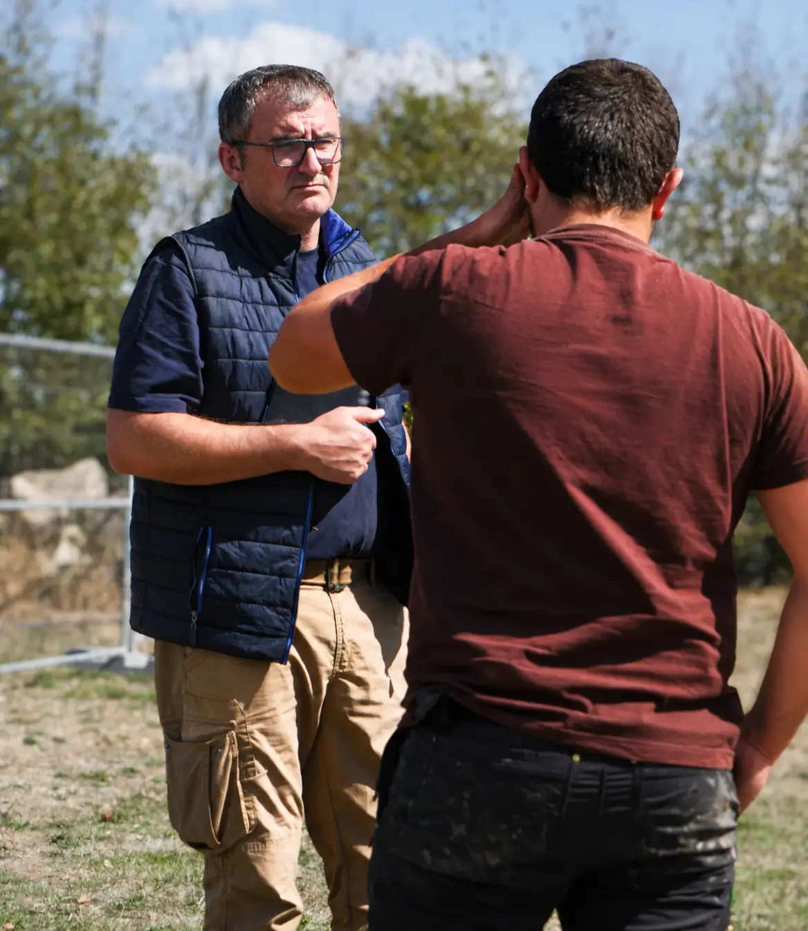 Professionnel GSI réalisant une visite de site pour un audit de sécurité incendie